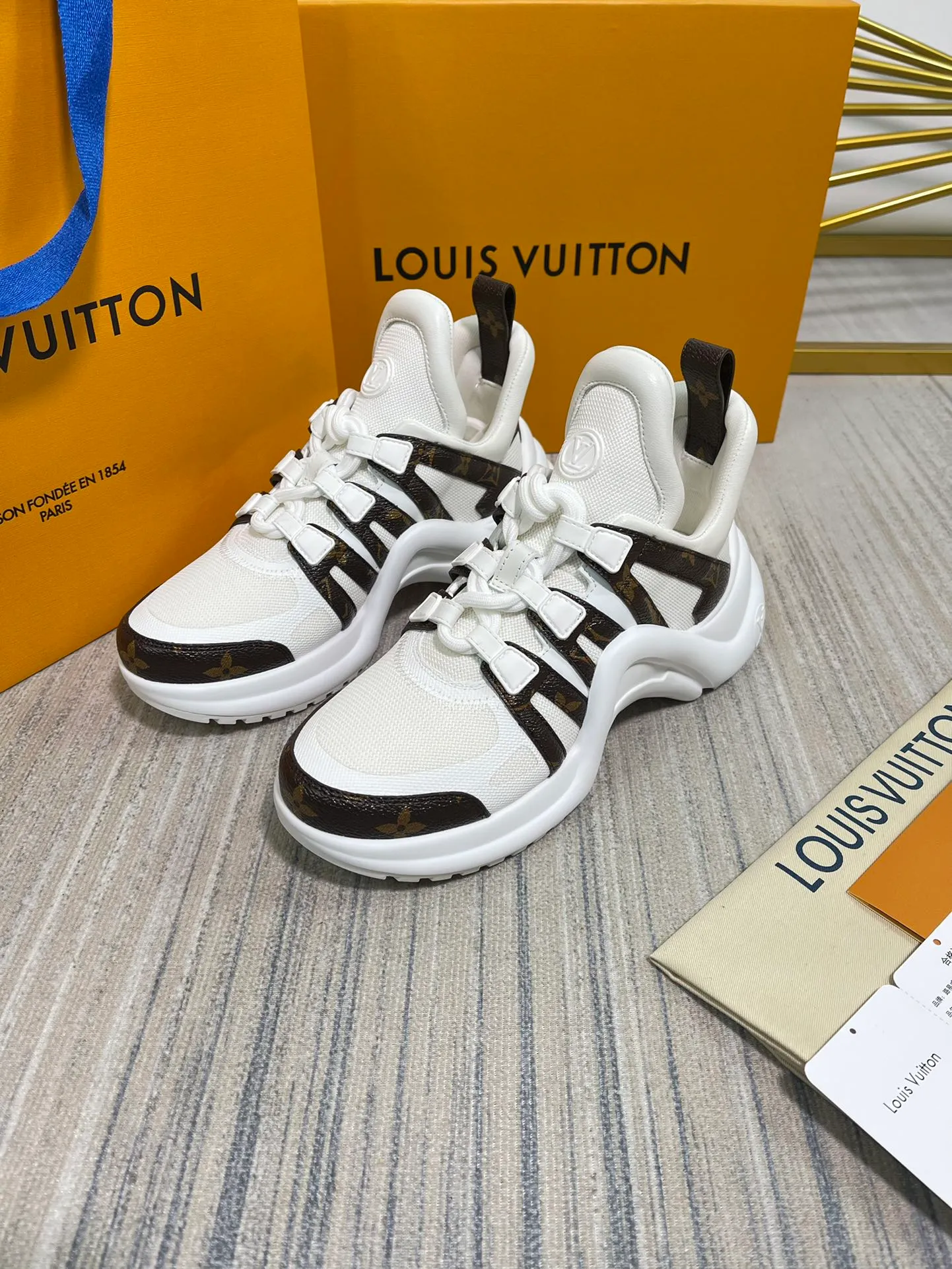 👟👟Ex-factory price👟👟Ex-factory price 720👟👟 Louis Vuitton 2022ss LV’s new Archlight series new color matching dad shoes. The boss ordered three pairs of yb shoes at the first time. The counters are not on sale. We are definitely the first to get the authentic products developed by the entire network. The material of each color matching is exclusively customized from the original version, which is consistent with the authentic product. The sole is YB molded high-elastic foam sole. The mold fee is as high as tens of thousands. The upper is made of high-tech fabric to create a soft and elastic upper. The materials and methods are consistent with YB. 35-40 (40.41 can be customized without return or exchange)